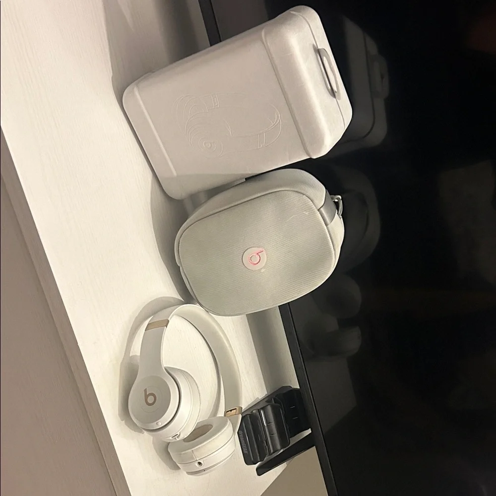Beats by Dre White Wireless Headphones